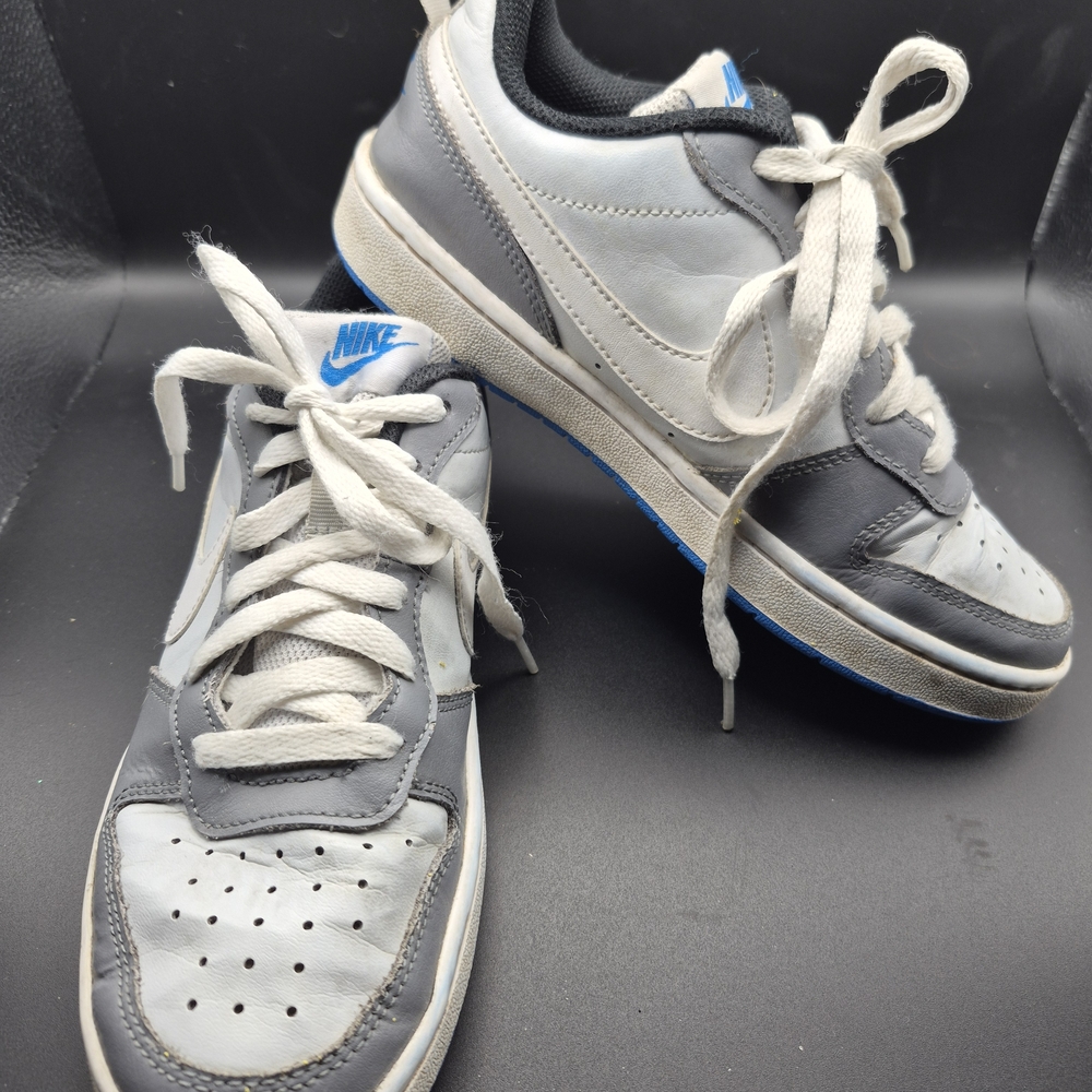 Nike Kids Gray and White Sneakers Size 5Y